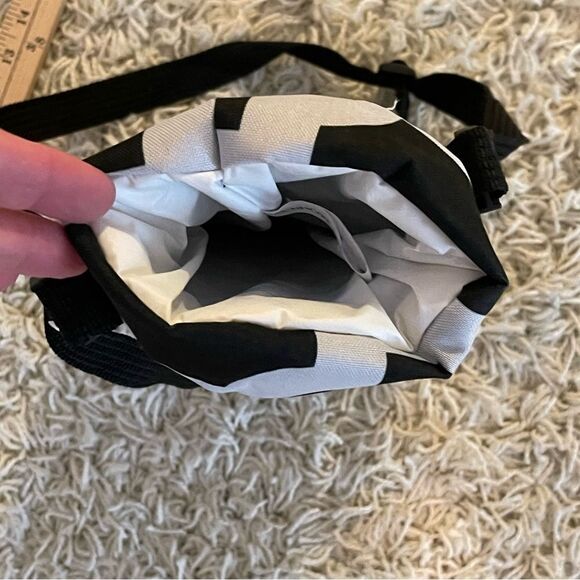 Buckhead Betties Drop the Latitude Black/White Insulated Wine Bag w/strap, NWT - Picture 7 of 10